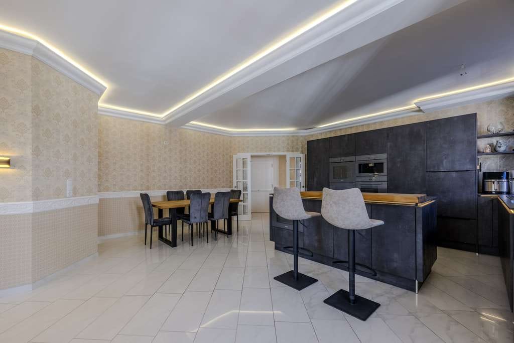 Immobilie in Holzkirchen - Hochwertig sanierte 4-Zi-Wohnung, Luxus EBK, TG-Stellplatz, ca. 140m2, Holzkirchen - Bild 2