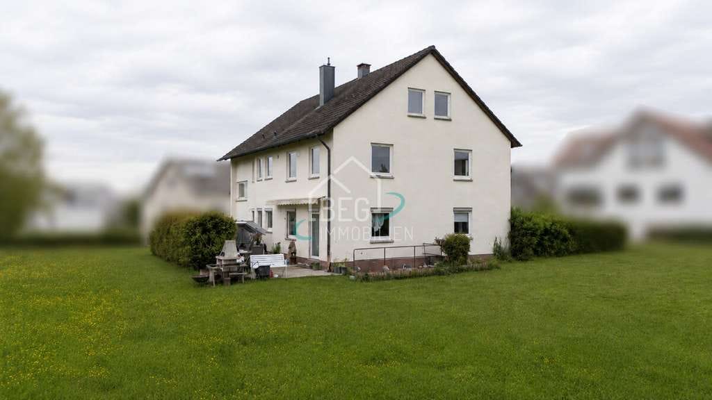 Immobilie in Durlangen - Solides Zweifamilienhaus mit großem Baugrundstück und Ausbaureserve - Bild 1