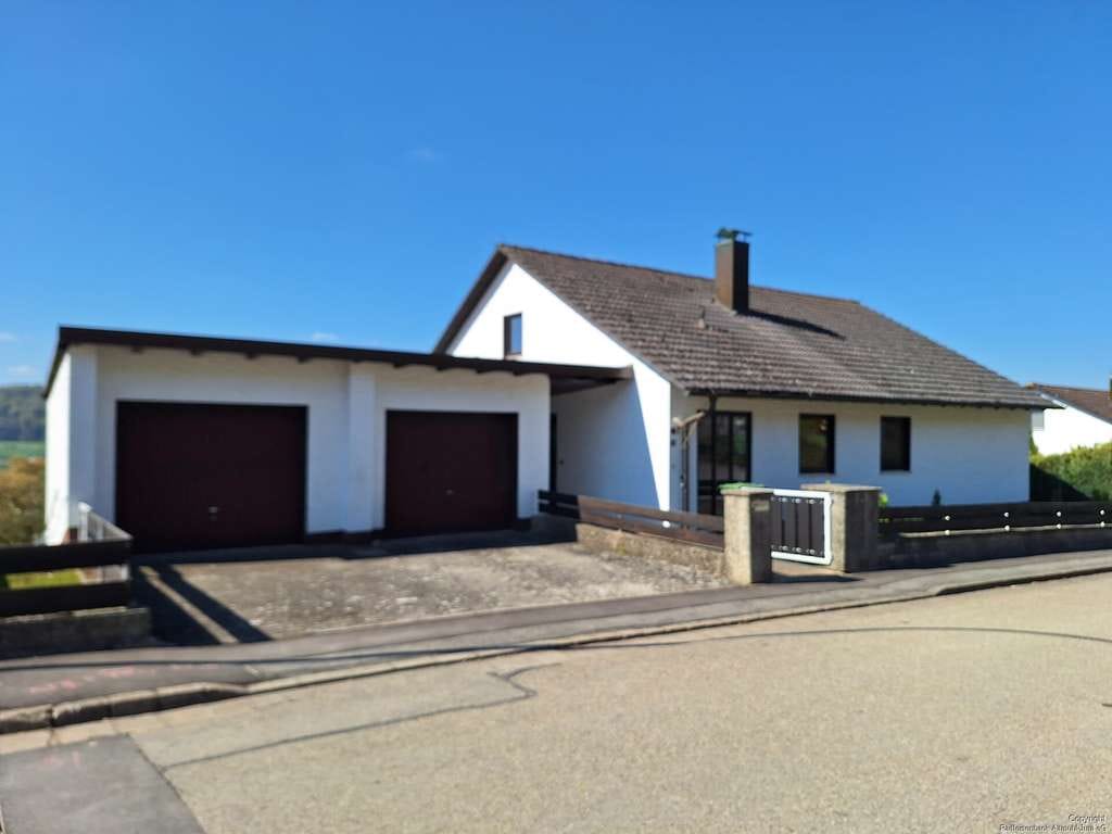 Immobilie in Greding - Großzügiges Einfamilienhaus mit Einliegerbereich, Doppelgarage und traumhaftem Fernblick - Bild 0
