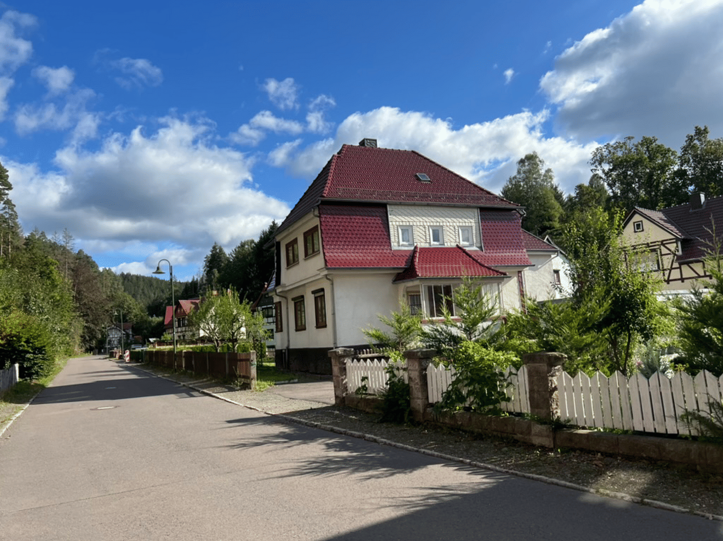 Immobilie in Tambach-Dietharz - Charmantes Ein- oder Zweifamilienhaus in bester Ortsrandlage – Natur vor der Haustür - Bild 4