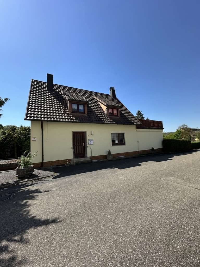 Immobilie in Schöntal - Charmantes Einfamilienhaus mit Garage, Dachterrasse u. großem Grundstück in schöner Lage. - Bild 0