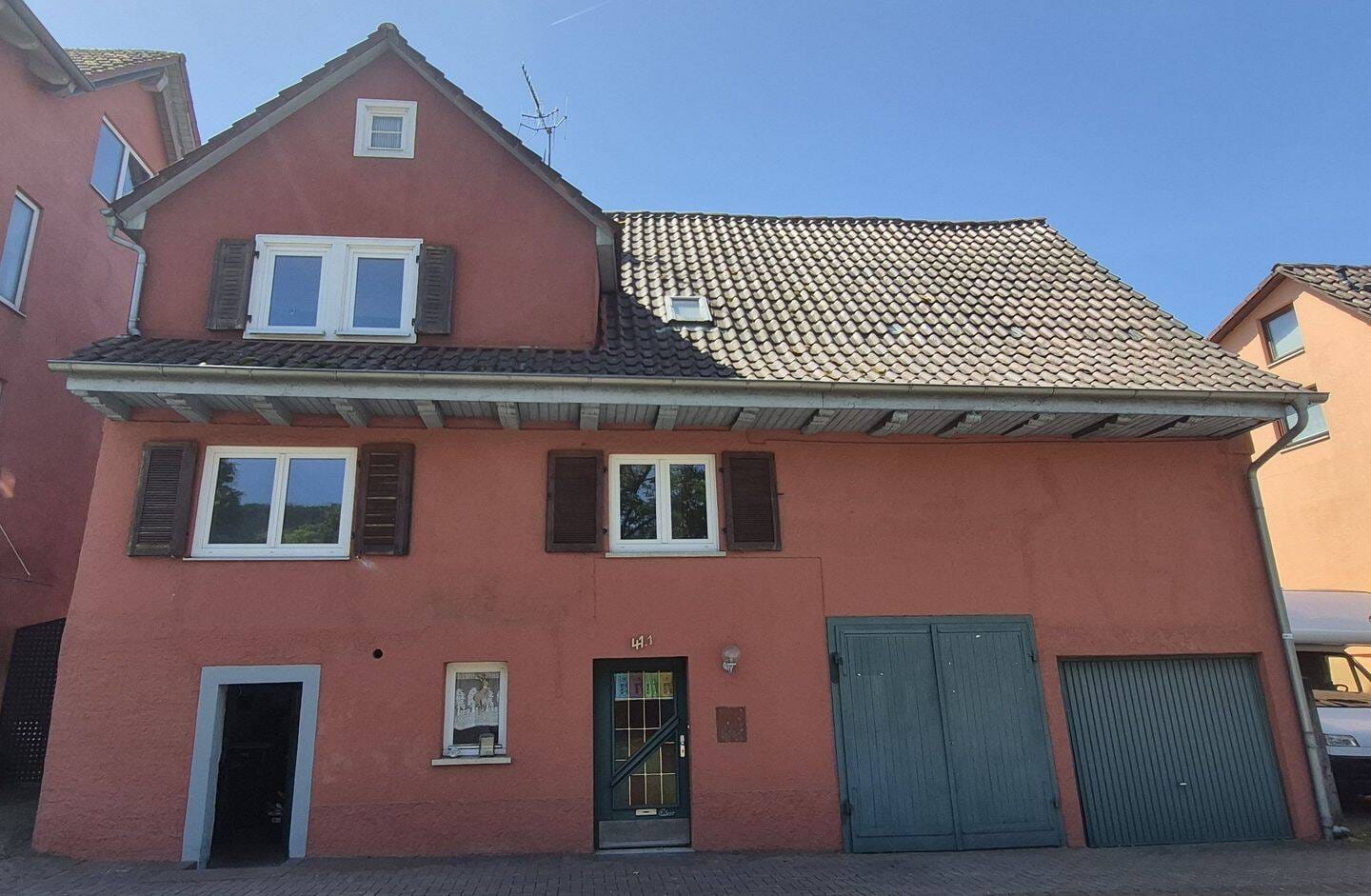 Immobilie in Keltern - Freistehendes Einfamilienhaus  im Ortskern von Keltern-Dietlingen  mit großer Scheune - Bild 1