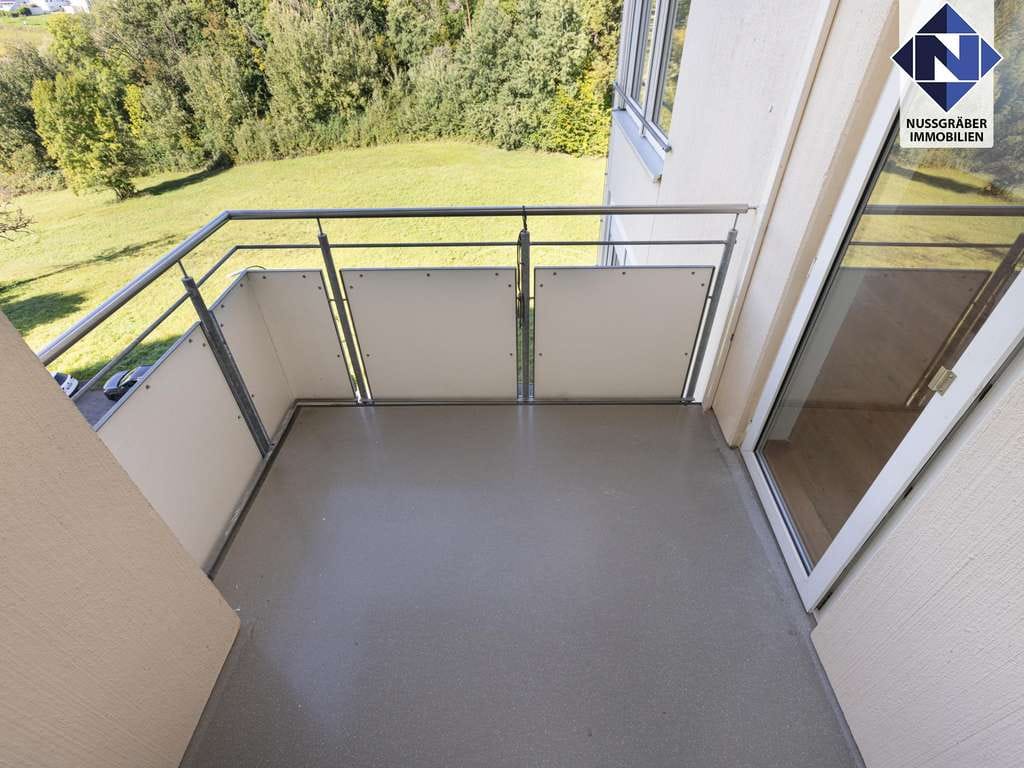 Immobilie in Reichenbach an der Fils - Naturnah mit herrlichem Blick: gepflegte 4,5-Zimmer-Wohnung mit Aufzug und Balkon - Bild 2