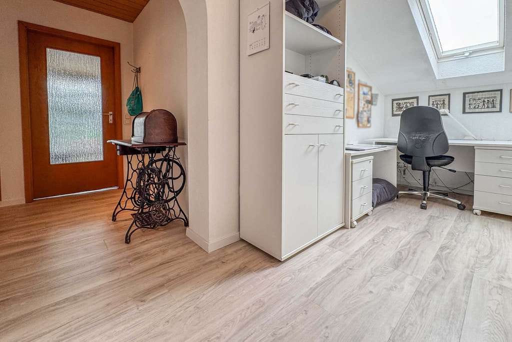 Immobilie in Obermichelbach - Haus-im-Haus Gefühl! 3-Zimmer-Wohnung mit Galerie, Ankleide & eigenem Zugang im Zweifamilienhaus - Bild 2