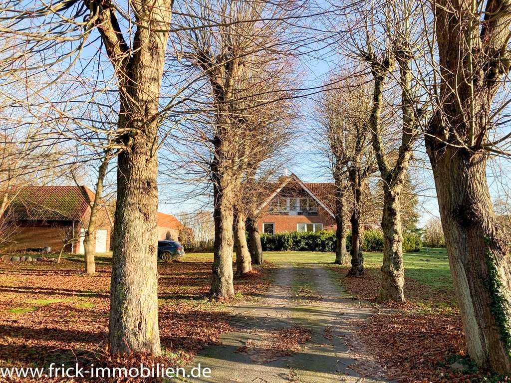 Immobilie in Göhl - Resthof mit Wohnhaus, ehem. Wirtschaftsgebäude, Doppelgarage und 0,82 ha Land - Bild 1