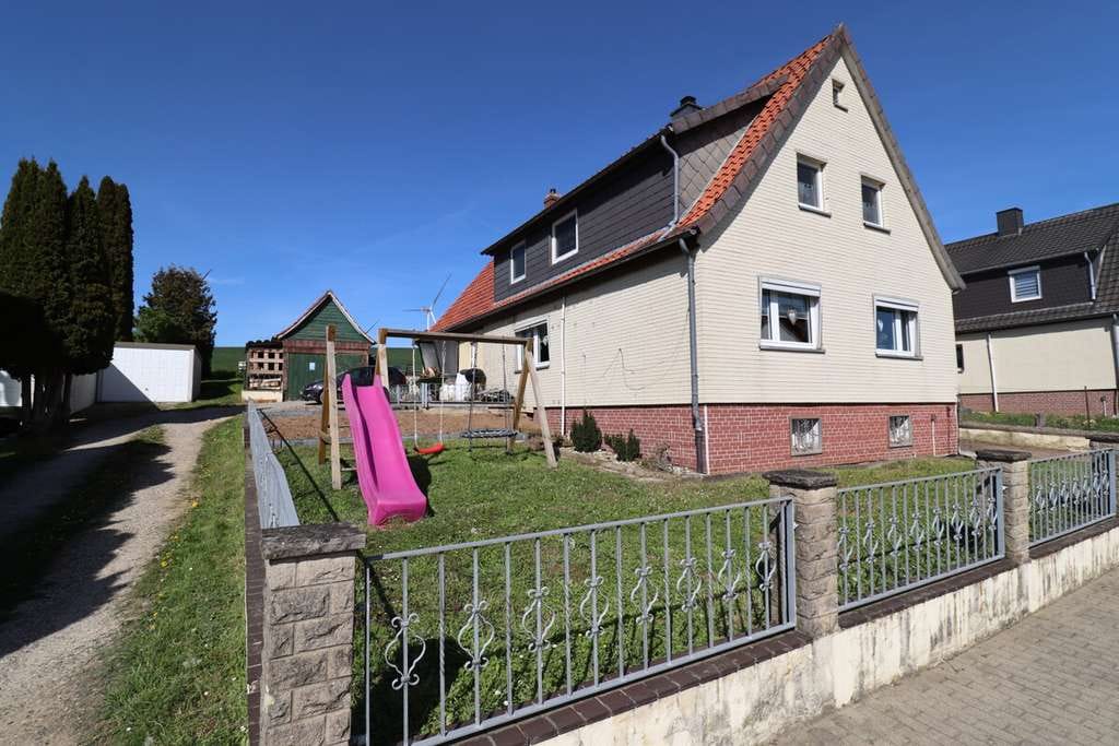 Immobilie in Bockenem - Feldrandlage! Teil-Kernsaniertes Einfamilienhaus (2021) mit Wärmepumpe - Bild 1