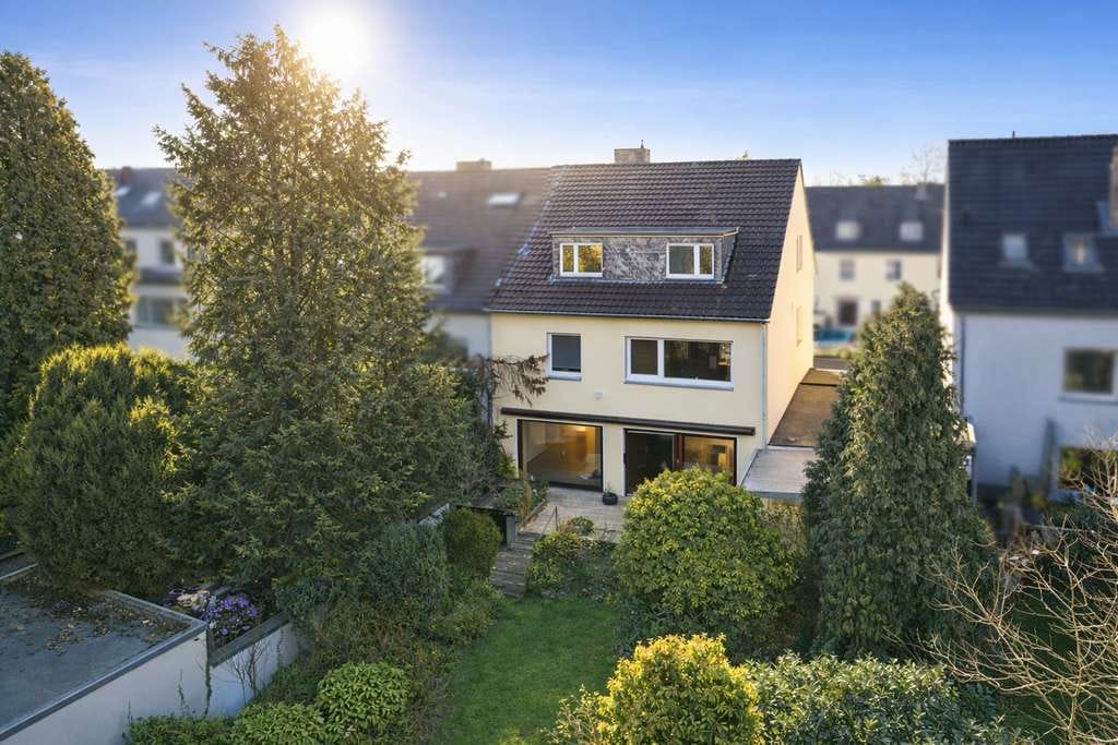 Immobilie in Hilden - Hilden Bestlage – Großzügiges Familienhaus mit Garten, vielseitig nutzbar - Bild 1