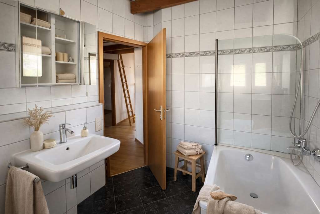 Immobilie in Oberboihingen - Charmante 2-Zi.-DG-Wohnung mit offenem Dachstuhl  Dachterrasse in Bestlage von Oberboihingen - Bild 1