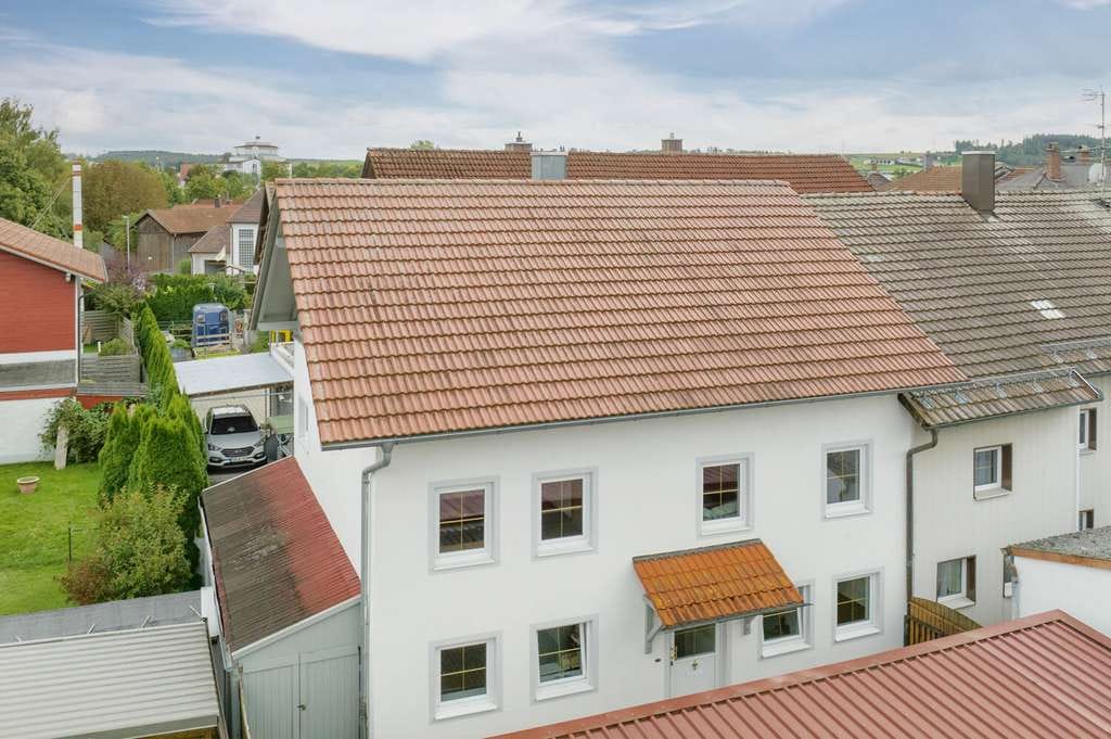 Immobilie in Pfarrkirchen - Großzügige Doppelhaushälfte mit Ausbaupotential und Werkstatt - Bild 2