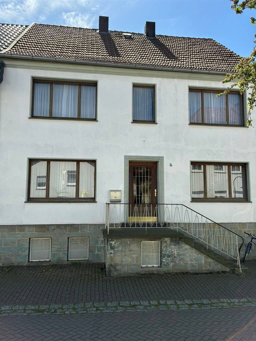 Immobilie in Salzkotten - Haus zum Sanieren in bester Lage plus Grundstück für Ihre Ideen - Bild 1