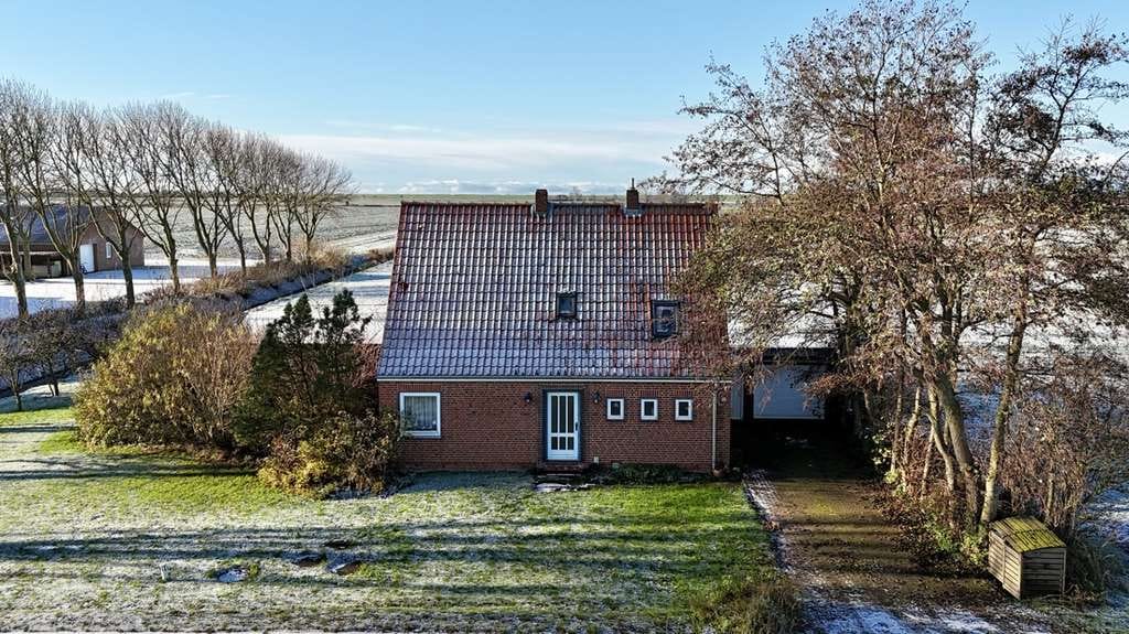 Immobilie in Friedrichskoog - Einfamilienhaus mit Blick über die offene Feldlandschaft - Bild 0