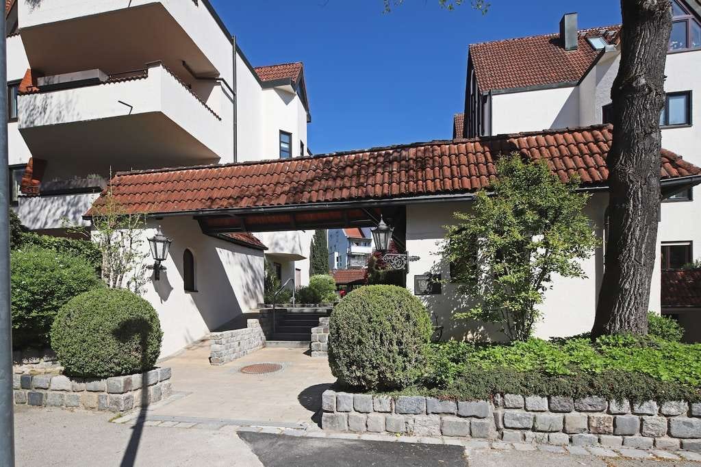 Immobilie in Sindelfingen - Wohnen mit Hauscharakter - Großzügige Maisonette-Wohnung auf 3 Ebenen -  2 TG-Stellplätze inklusive - Bild 1