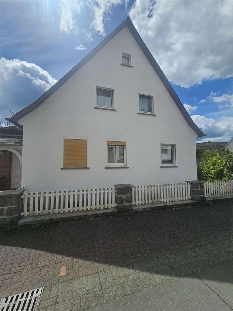 Immobilie in Bad Endbach - Gepflegtes Zweifamilienhaus mit großem Grundstück, Weitblick und vielseitigem Potenzial - Bild 2