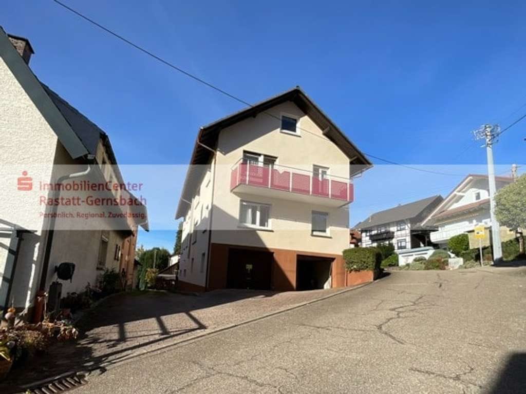 Immobilie in Loffenau - Zwei Häuser – viele Möglichkeiten! DHH und EFH mit großem Grundstück und Hallengarage - Bild 1