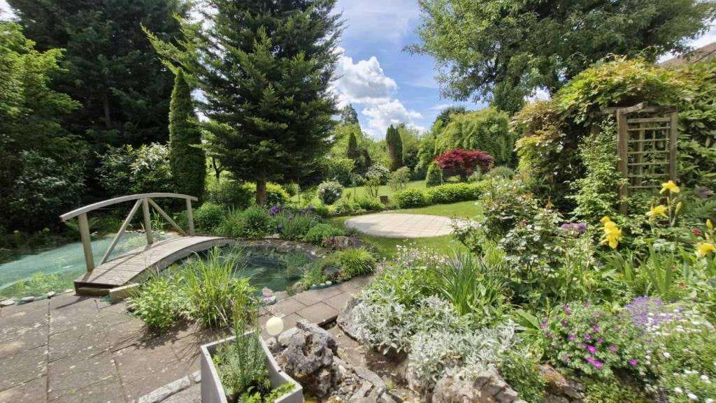 Immobilie in Kusterdingen - Wohnhaus mit 3 Wohneinheiten, Gewerbeeinheit, Doppelgarage und wunderschönem Garten - Bild 2