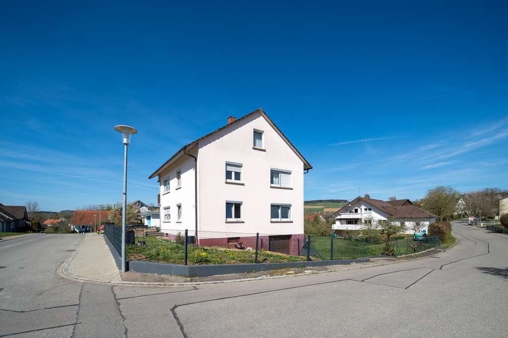 Immobilie in Tengen - Großzügiges Zweifamilienhaus mit Gartenfreude und Potenzial - Bild 4