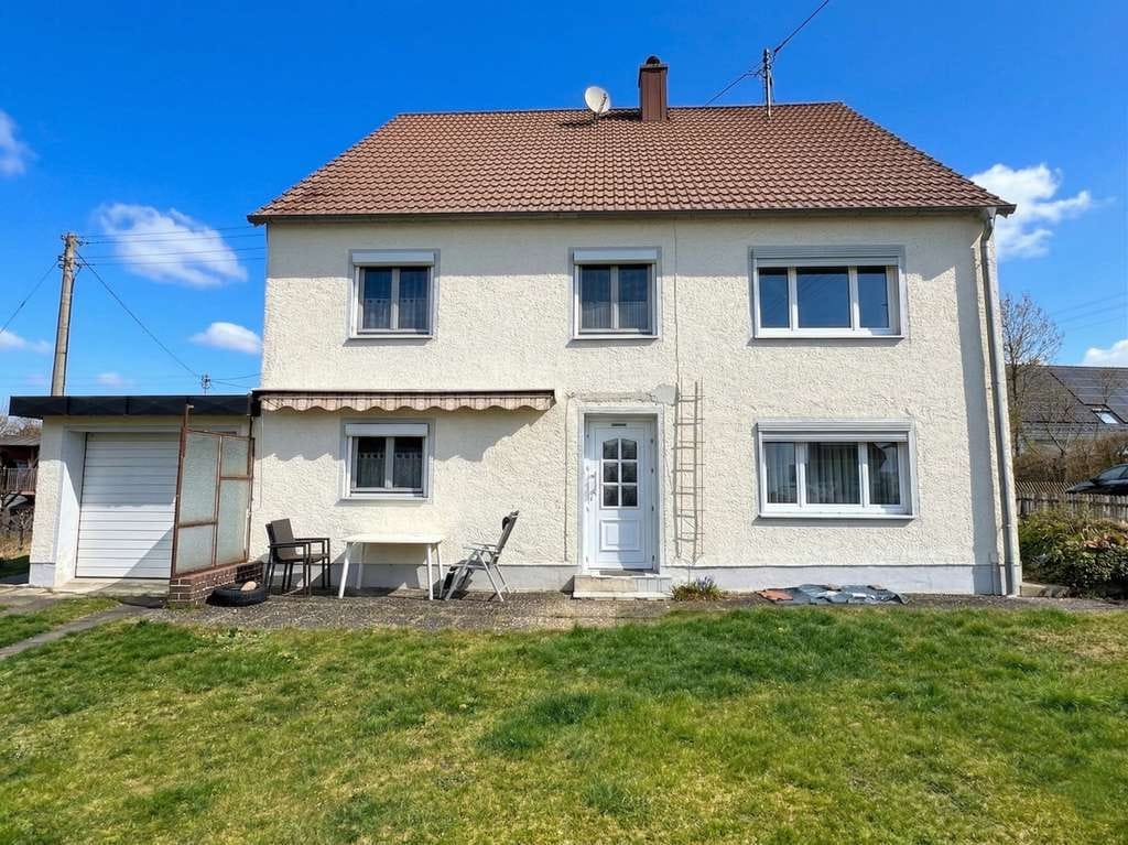 Immobilie in Deisenhausen - Einfamilienhaus mit zwei Wohnungen und Ausbaupotenzial - Bild 0