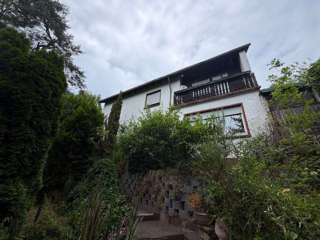 Immobilie in Waldfischbach-Burgalben - Potenzialstarkes Sanierungsobjekt: Freistehendes Ein- oder Zweifamilienhaus in Waldfischbach - Bild 1