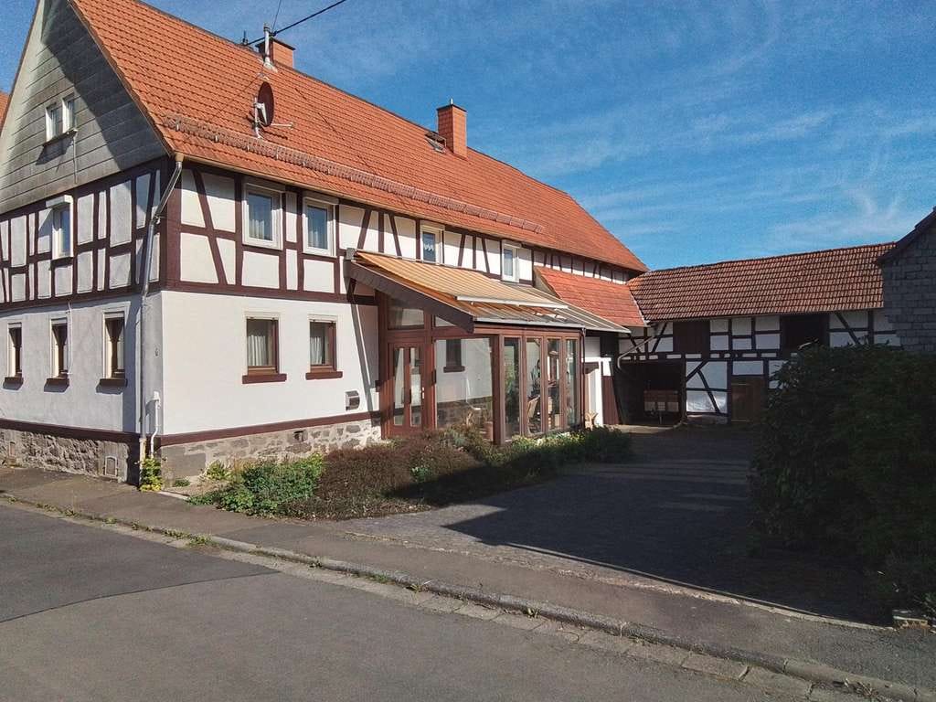 Immobilie in Grünberg - Fachwerkhaus mit Nebengebäude Garten und Brunnen - Bild 0