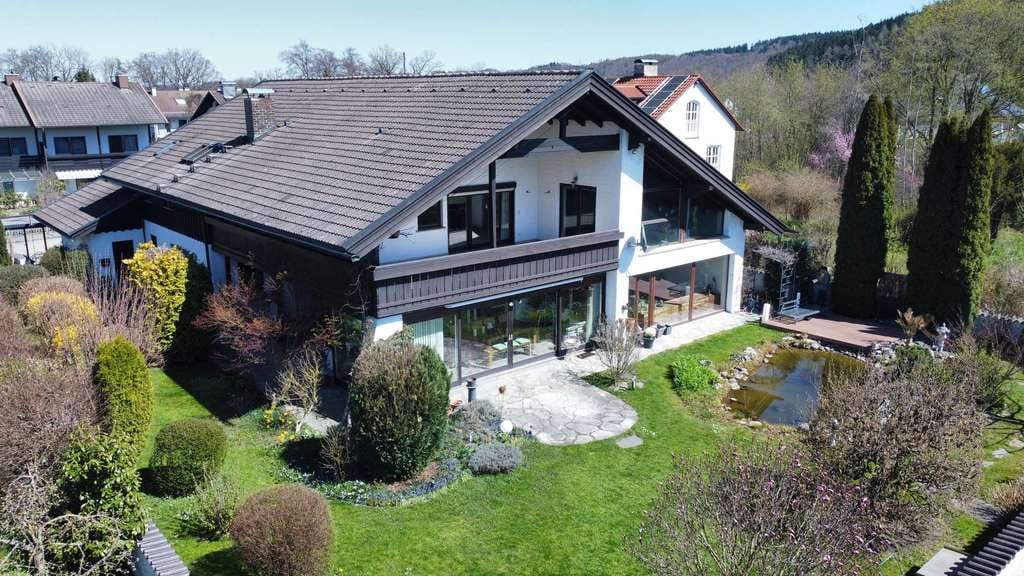Immobilie in Trostberg - Großzügiger Landsitz mit 1.150qm Gartengrundstück, Schwimmbad und 2 Garagen in Trostberg - Bild 1