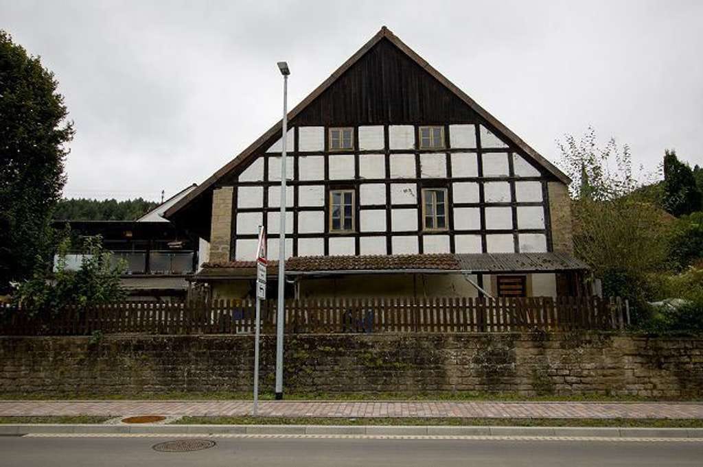 Immobilie in Offenbach-Hundheim - Schönes Zweifamilienhaus mit 2 Garagen, Nebengebäude und Garten zu verkaufen - Bild 1