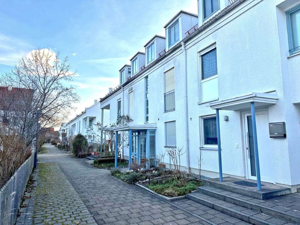 Immobilie in Poing - Anlageobjekt - ruhige 3 Zi. Dachgeschoß-Wohnung mit sonnigen West-Balkon - Bild 1