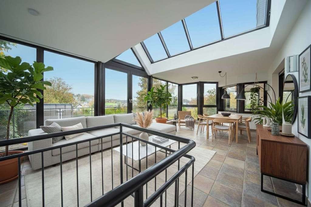 Immobilie in Lindlar - Wohnidyll im Grünen: 2 Einheiten & Garagen, großer Garten & Panorama-Wintergarten! 241 m² Wohnfläche - Bild 1