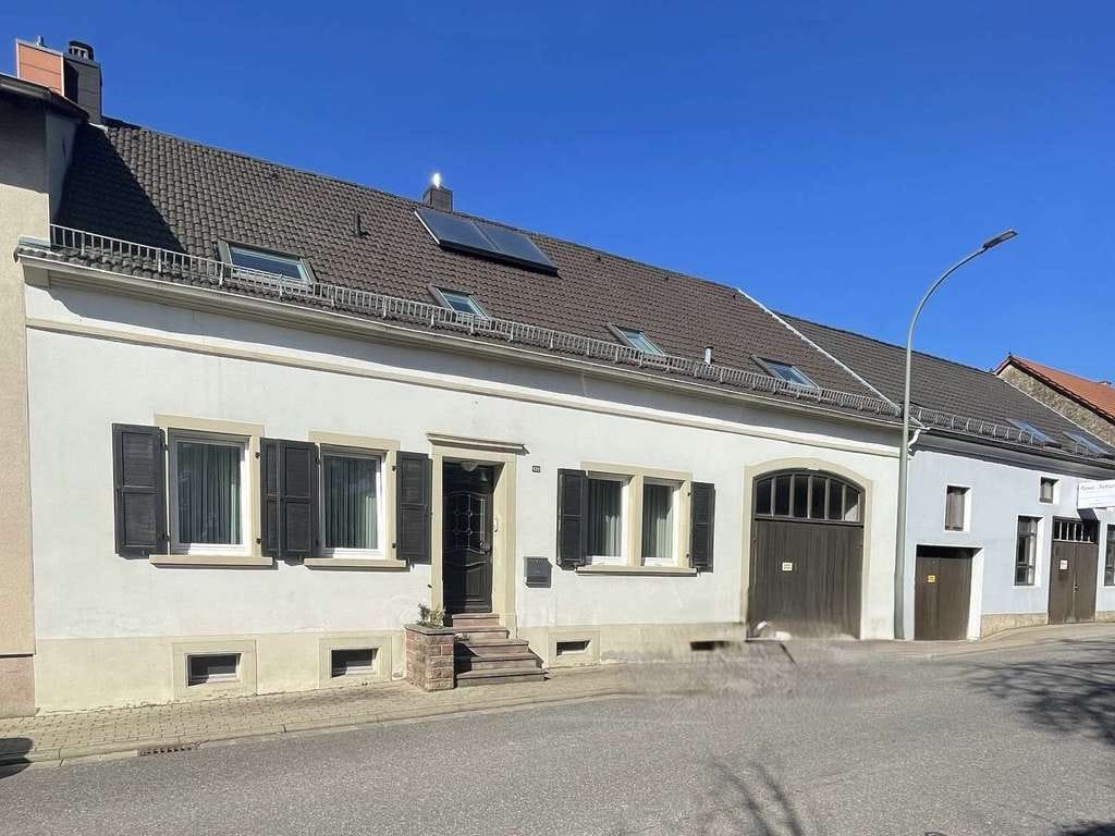 Immobilie in Mandelbachtal - Zweifamilienhaus mit Halle, Werkstatt und Garagen - Bild 0