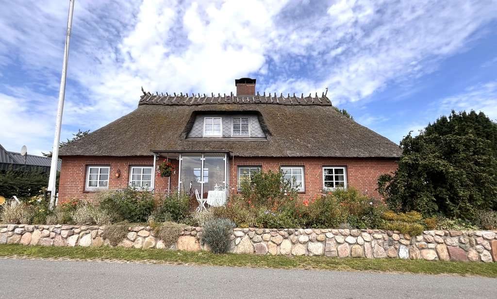 Immobilie in Twedt - Traumhaftes grundsaniertes Reetdachhaus. Tolle Lage in Twedt. Ostsee-und Schleinähe ! Ansehen ! - Bild 0