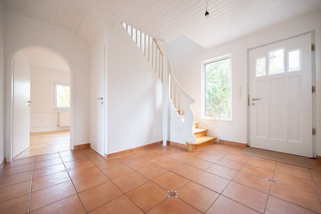 Immobilie in Güglingen - Modernisiertes Einfamilienhaus in Güglingen - Viel Wohnraum, Balkon und Aussicht. - Bild 4
