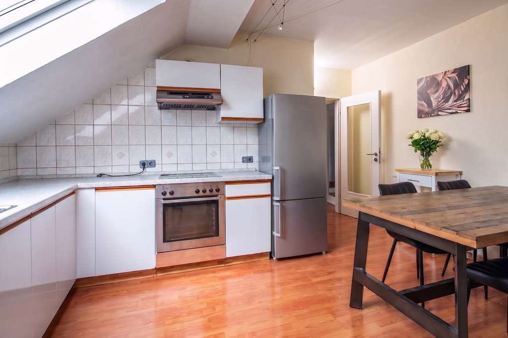 Immobilie in Barsbüttel - Großzügige  2-Zimmer Dachgeschosswohnung mit Balkon, Wohnküche und KFZ Stellplatz in zentraler Lage - Bild 2