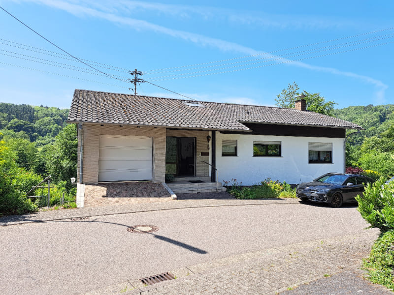 Immobilie in Losheim am See - Großes Einfamilienhaus in erhabener und ruhiger Lage von Losheim-Rissenthal - Bild 2