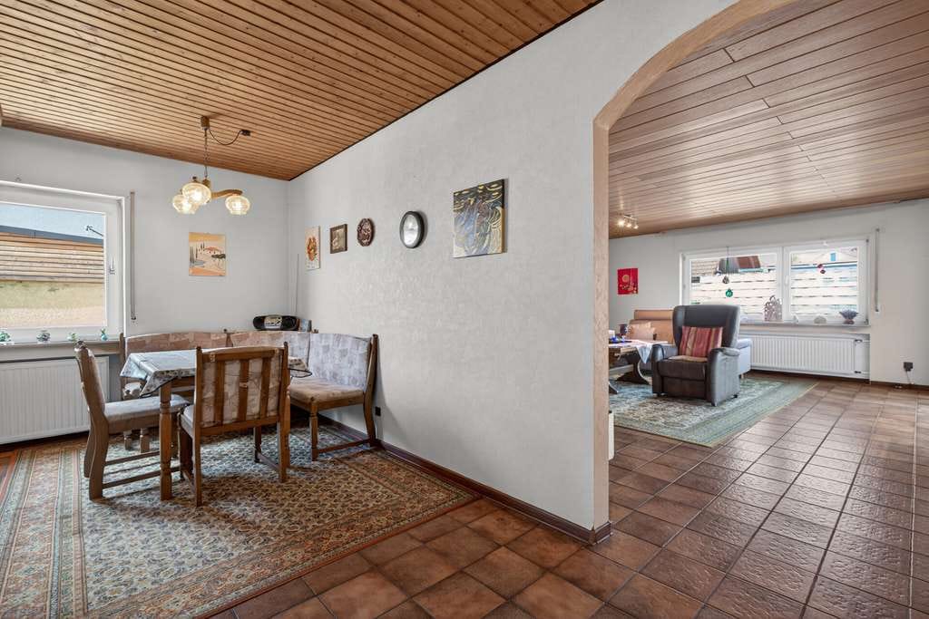 Immobilie in Philippsburg - Großzügiges Einfamilienhaus mit viel Gestaltungspotenzial - Bild 2