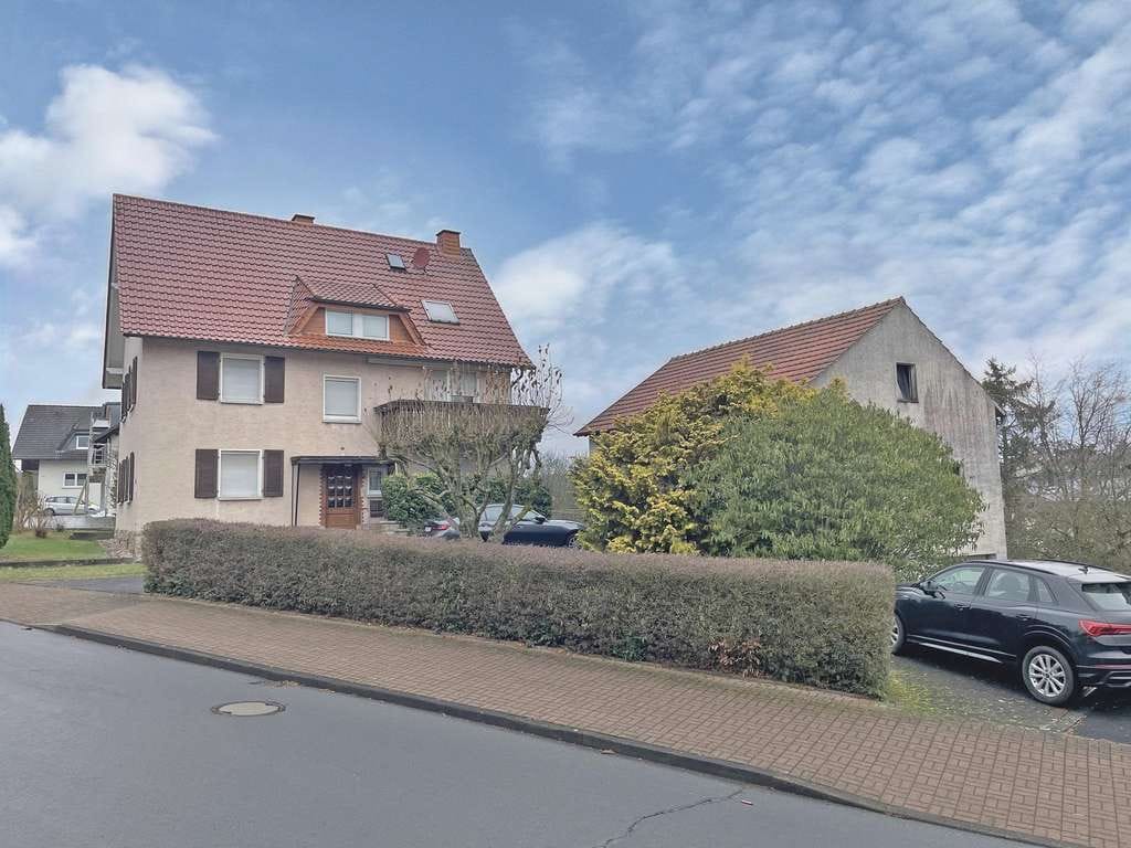 Immobilie in Eichenzell - Solide Kapitalanlage: Zweifamilienhaus in Eichenzell Rothemann mit viel Grünfläche - Bild 1