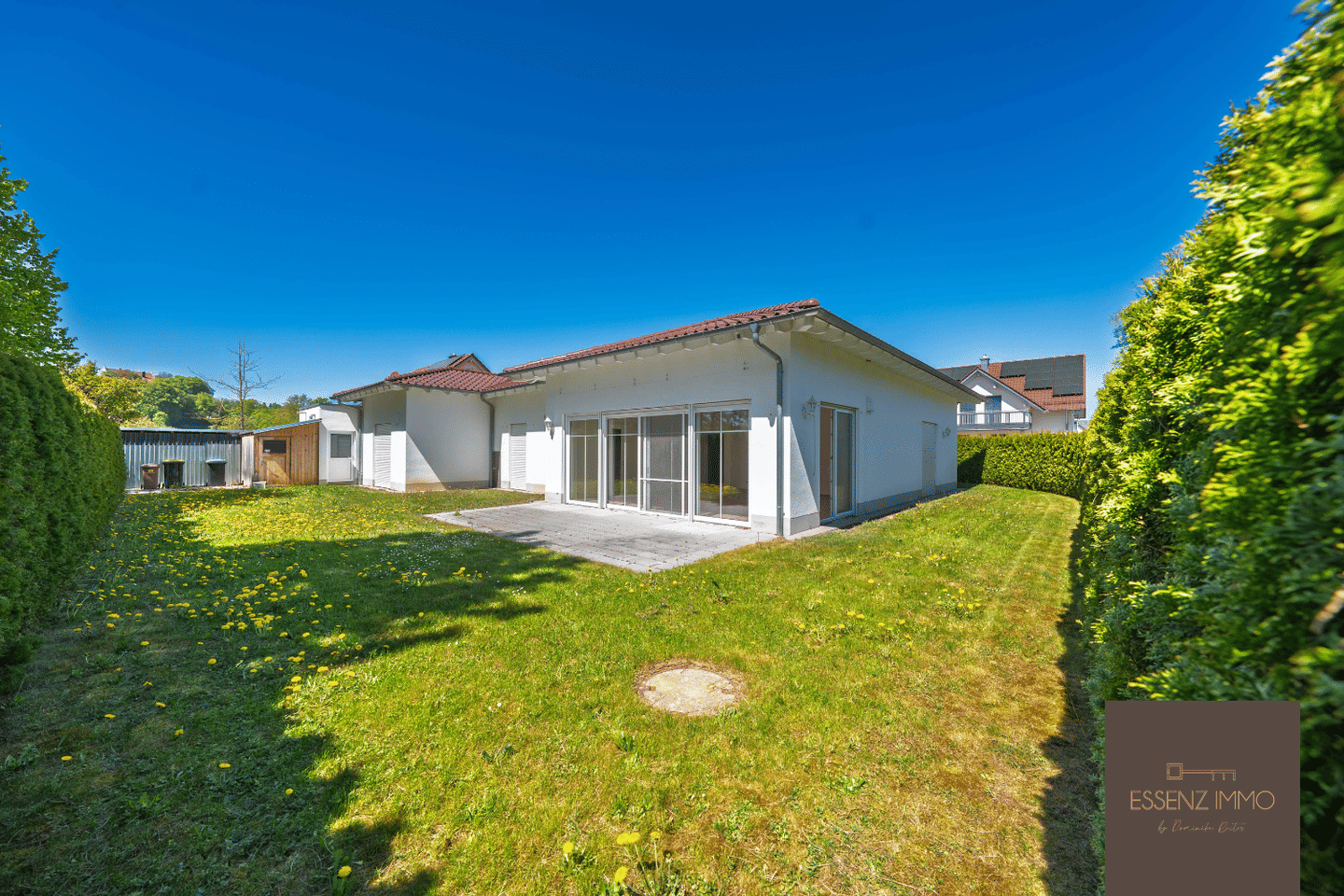 Immobilie in Neuburg an der Kammel - ESSENZ DES FAMILIENLEBENS | Großzügiger Fünf-Zimmer-Bungalow in Neuburg an der Kammel zu verkaufen | Augsburg und Günzburg in der Nähe - Bild 0