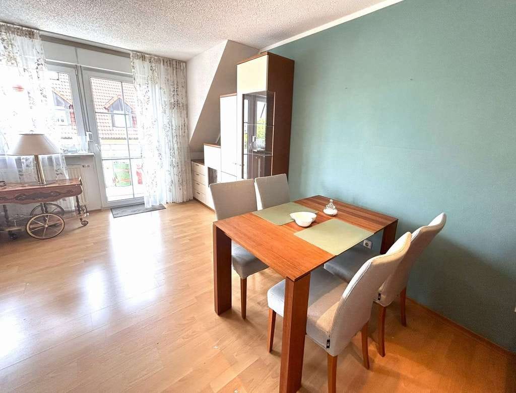 Immobilie in Schirmitz - Etwas ganz Besonderes: Maisonette-Wohnung in ruhiger Toplage mit EBK, sonnigem West-Balkon & Garage - Bild 2