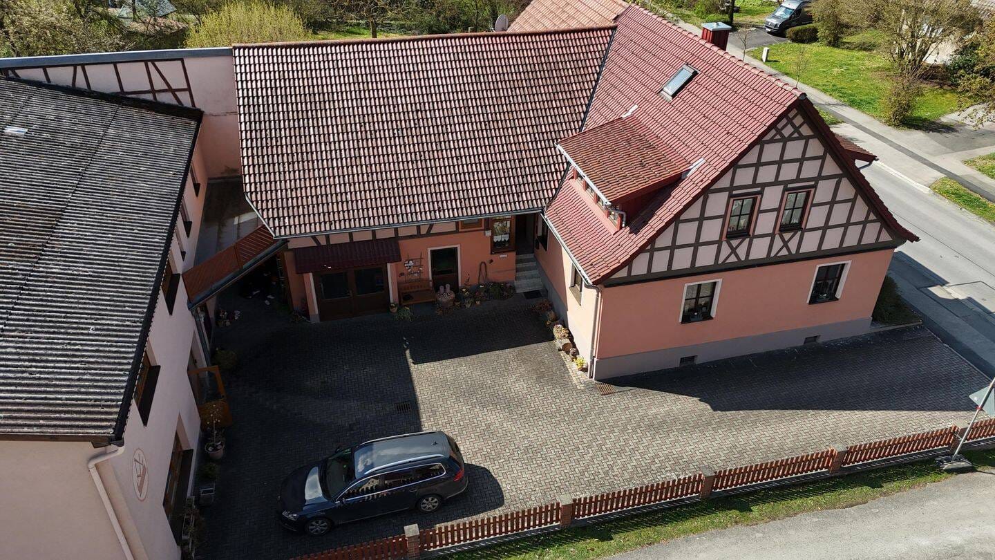 Immobilie in Bad Königshofen im Grabfeld - Mehrfamilienhaus mit Gewerbe in 97631 Bad Königshofen - Bild 1