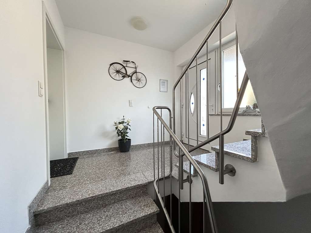 Immobilie in Warburg - Großzügige Dachgeschoss-Eigentumswohnung mit Weitblick, Balkon und viel Potenzial in Warburg - Bild 3