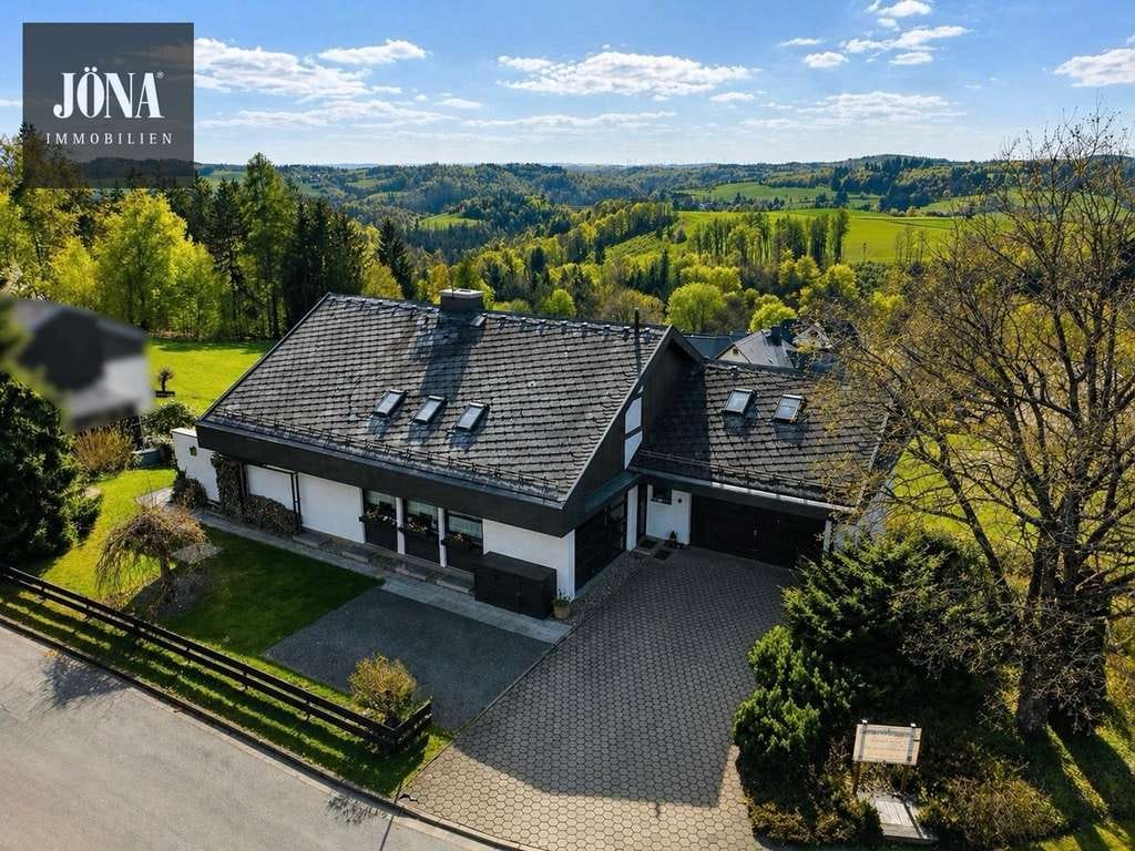 Immobilie in Grafengehaig - Einmaliger Weitblick & offene Architektur
Wohnhaus mit Doppelgarage und vollausgestatteter Einliege - Bild 1