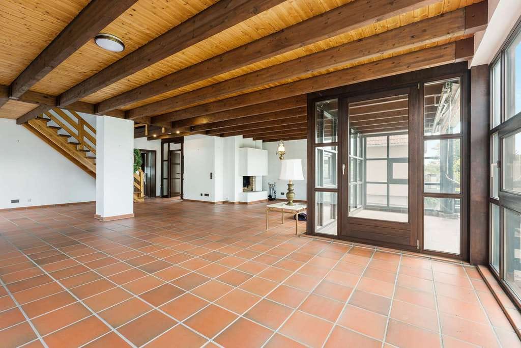 Immobilie in Erftstadt - Architektonisch einzigartiges Zweifamilienhaus mit Loft-Charakter und großem Südgarten in Erftstadt - Bild 2