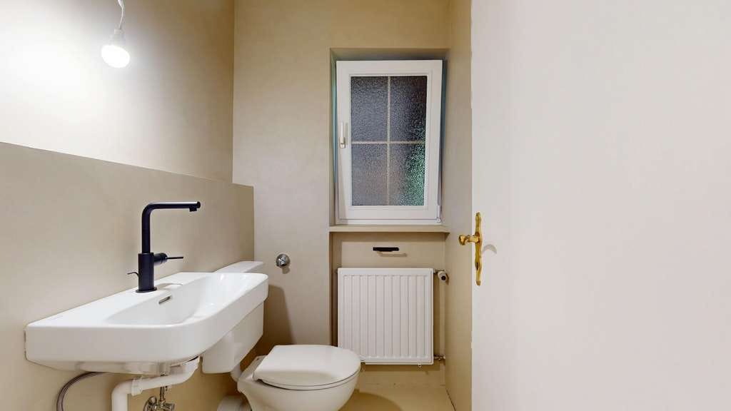 Immobilie in Eggstätt - Stilvoll modernisierte Doppelhaushälfte mit eingewachsenem Garten, Sauna & Bergblick - Bild 2