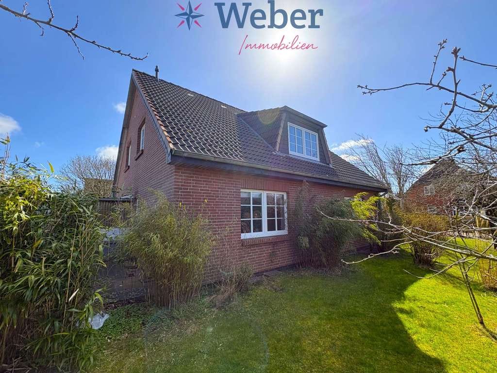 Immobilie in Wyk auf Föhr - Charmantes Familienhaus mit Gartenidylle – wird gerade modernisiert & bald einzugsfertig! - Bild 1