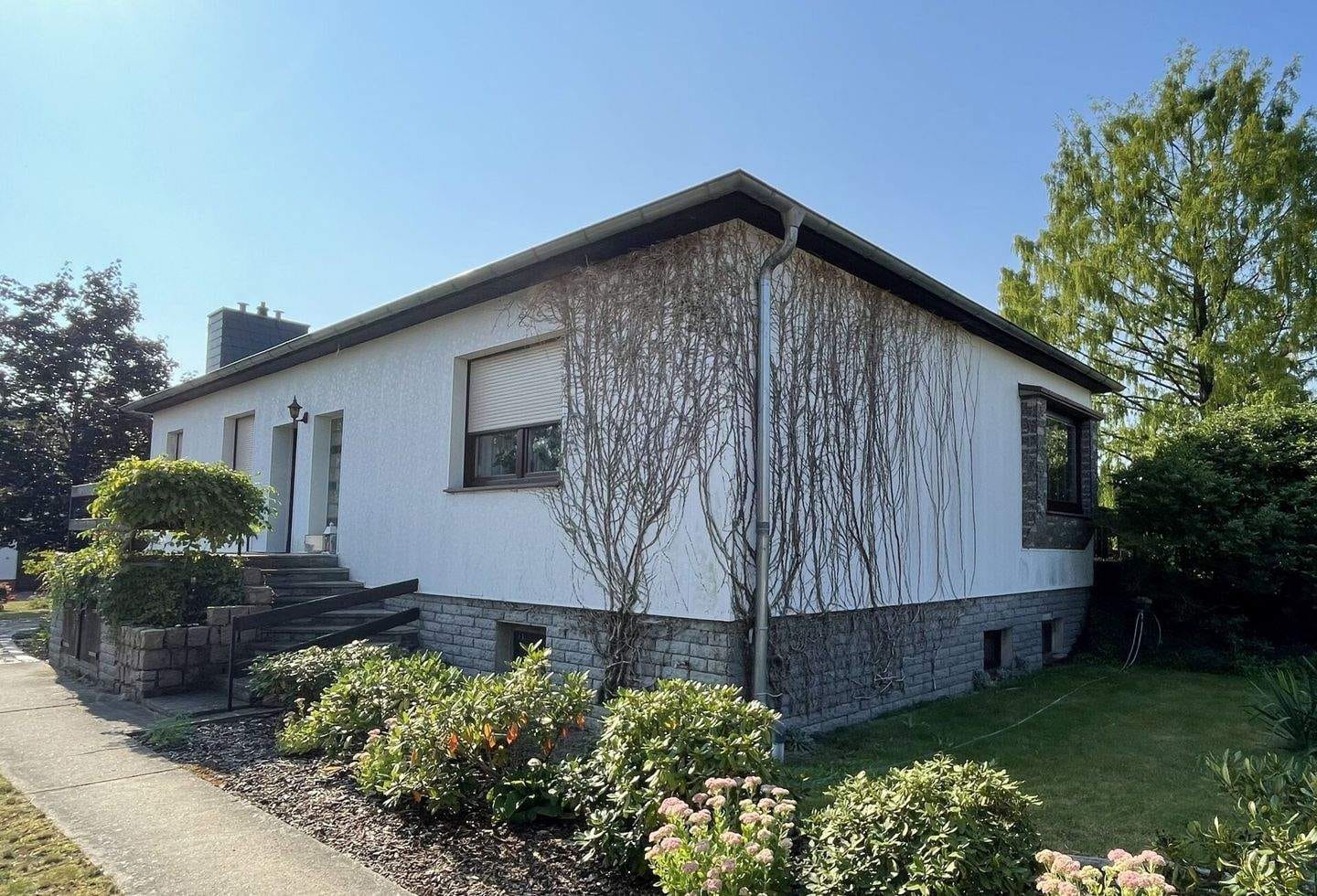 Immobilie in Steinhöfel - Gepflegtes Haus im Bungalowstil, mit beheiztem Pool, Backhaus und großen Nebengebäuden in Heinersdorf - Bild 0