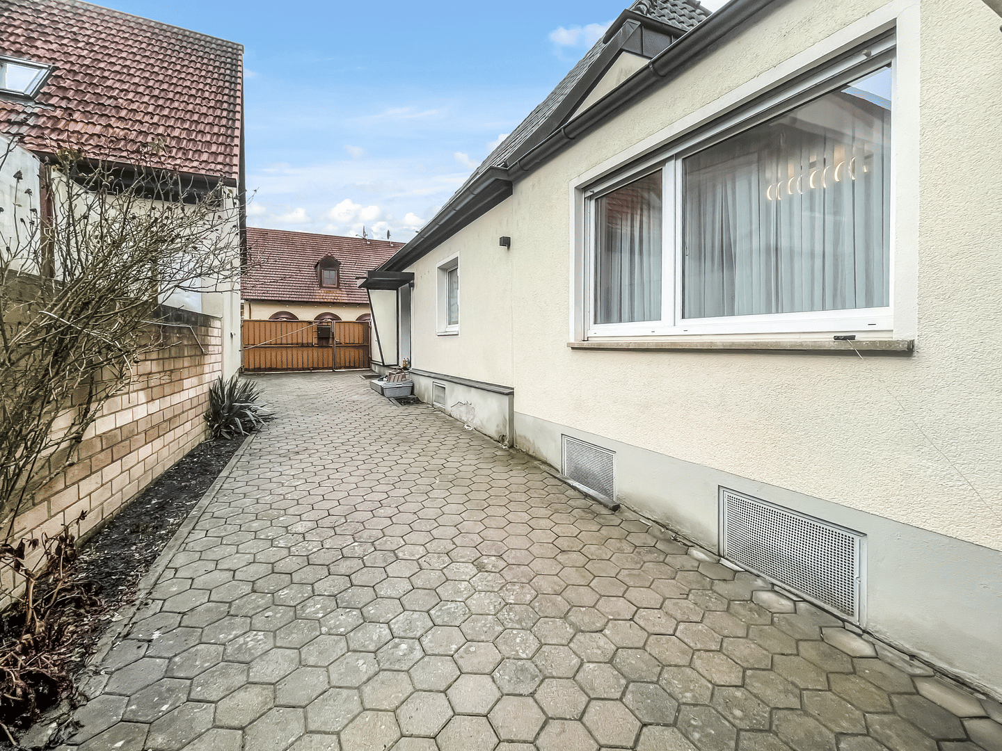 Immobilie in Schonungen - Freistehendes Einfamilienhaus in Schonungen bei Schweinfurt – 140 m² Wohnfläche mit Hof, Garage & Terrasse - Bild 2