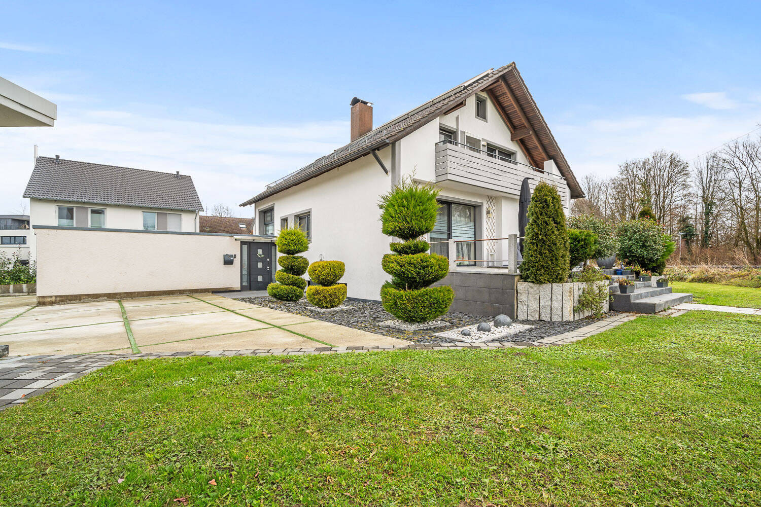 Immobilie in Meckenbeuren - Exklusives Einfamilienhaus – Hochwertig saniert mit Großzügiger Terrasse und Garten - Bild 1