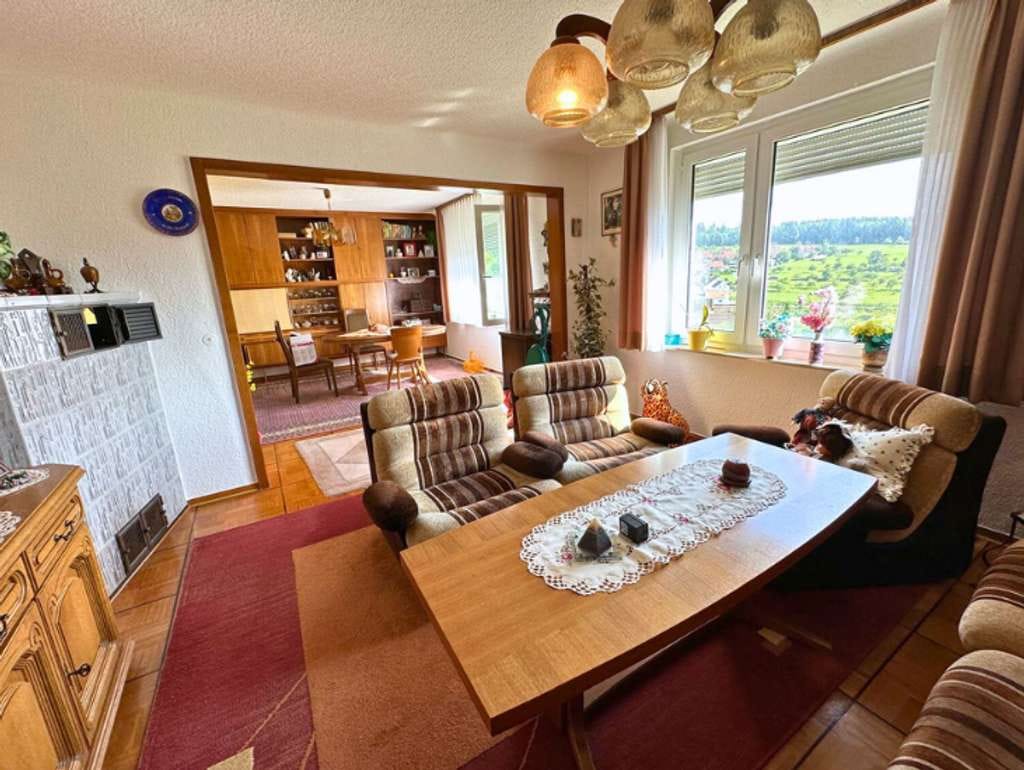 Immobilie in Bad Urach - Familienfreundliches Zuhause mit viel Platz, Garten und zwei Garagen - Bild 3