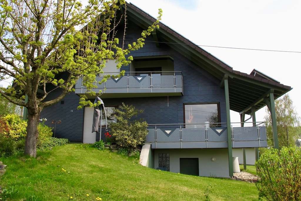 Immobilie in Laubach - MFH mit unverbaubarem Blick im Grünen, Pelletheizung & PV-Anlage, provisionsfrei - Bild 1