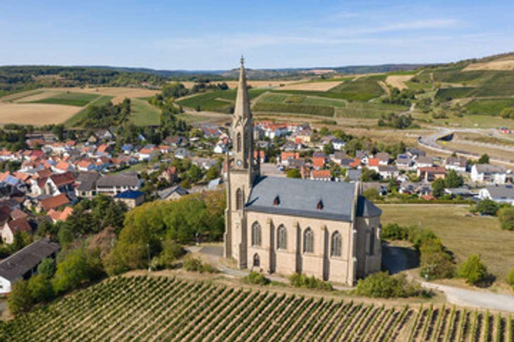 Immobilie in Waldböckelheim - Jetzt selbst einziehen: Hochwertig sanierte 1-ZKB mit Balkon + Stellplatz in schöner Wohnlage - Bild 0