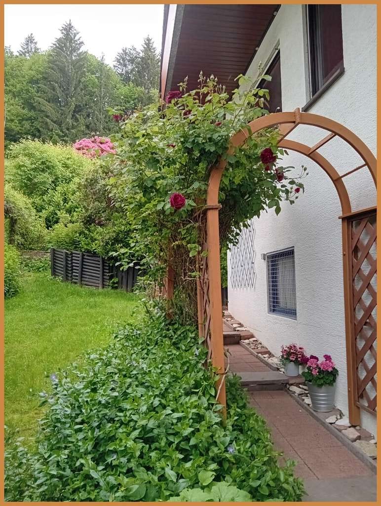 Immobilie in Bad Peterstal-Griesbach - Wohnen mit Weitblick: Stilvolle 2-Zimmer-Wohnung in Hanglage von Bad-Peterstal Griesbach ! - Bild 2