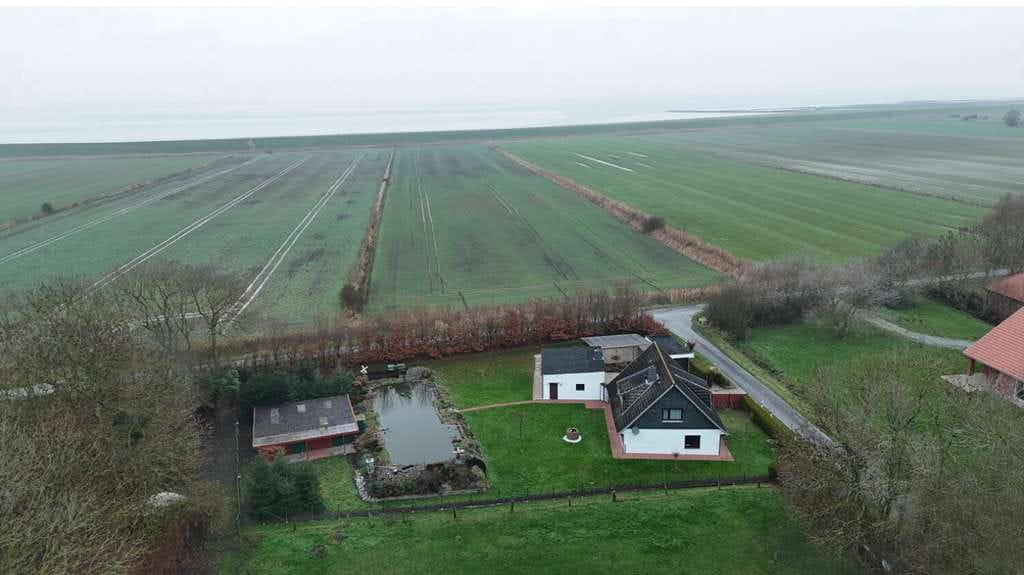 Immobilie in Wurster Nordseeküste - Freistehendes Einfamilienhaus hinter dem Deich – mit großem Grundstück und viel Potenzial - Bild 3